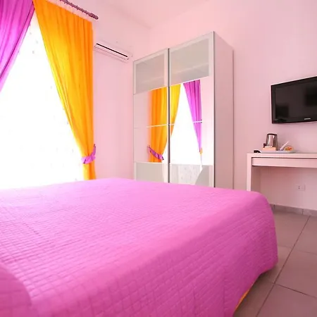 فندق مبيت وإفطار Megaride Santa Lucia 4*